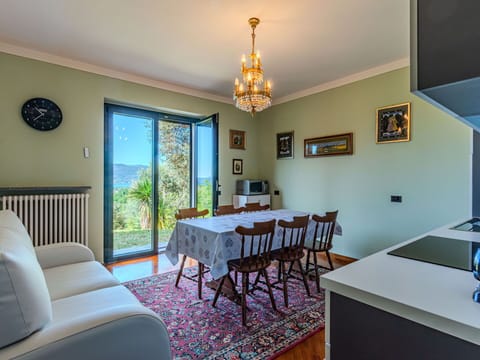 Table, Property, Furniture, Picture Frame, Window, Wood, Interior Design, Chair, Floor, Living Room