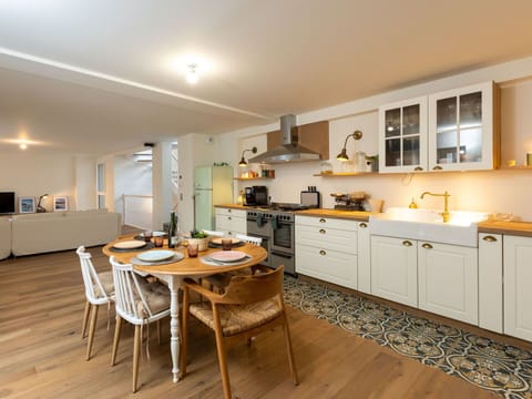 Sky, Water, Building, Property, Daytime, Swimming Pool, Window, Blue, Azure, Architecture