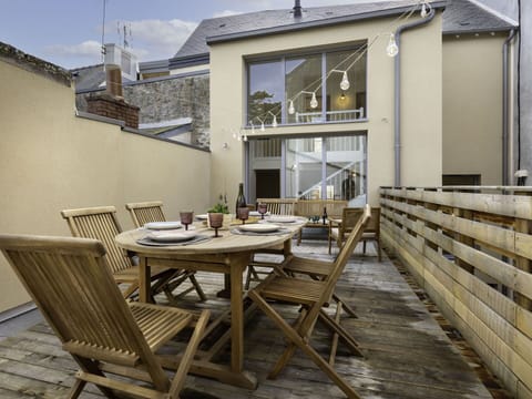 Sky, Water, Building, Property, Daytime, Swimming Pool, Window, Blue, Azure, Architecture