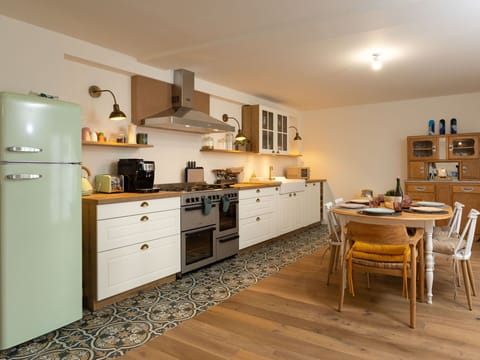 Sky, Water, Building, Property, Daytime, Swimming Pool, Window, Blue, Azure, Architecture