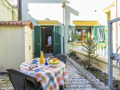 Property, Table, Plant, Building, Interior Design, Outdoor Table, Outdoor Furniture, Chair, Door, Houseplant