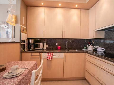 Kitchen Sink, Cabinetry, Tap, Countertop, Property, Sink, Kitchen Stove, Kitchen, Kitchen Appliance, Wood