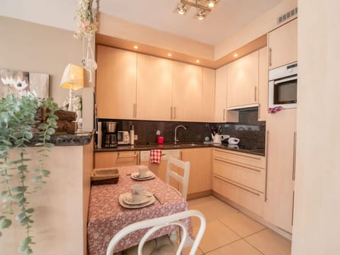 Property, Countertop, Furniture, Cabinetry, Wood, Interior Design, Plant, Kitchen, Floor, Beige