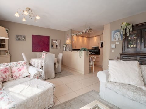 Picture Frame, Building, Comfort, Lighting, Decoration, Wood, Plant, Interior Design, Drawer