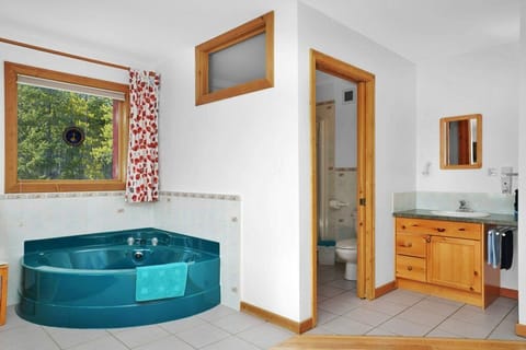 Family Suite, Mountain View | Bathroom | Heated floors, towels