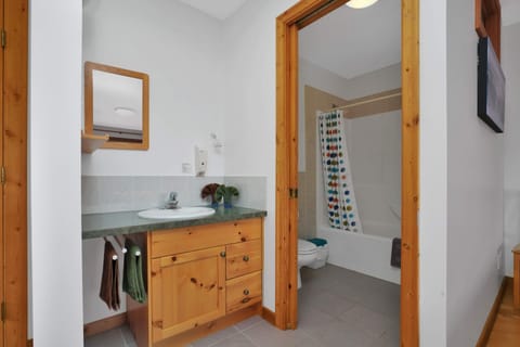 Superior Double Room | Bathroom | Heated floors, towels