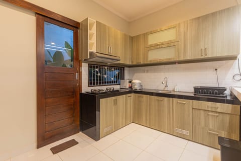 Villa Jhon | Private kitchen | Stovetop, rice cooker, cookware/dishes/utensils, dining tables