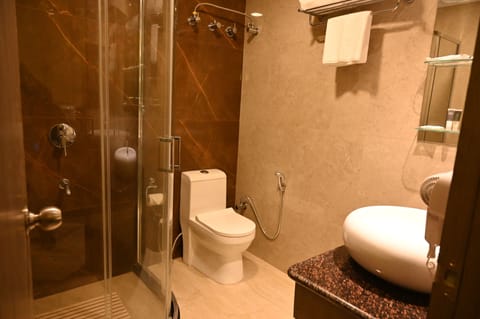 Deluxe Room | Bathroom | Free toiletries, hair dryer, slippers, towels