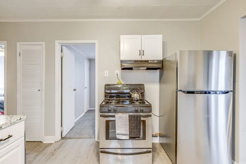 Apartment (3 Bedrooms) | Private kitchen | Microwave, oven, stovetop, coffee/tea maker