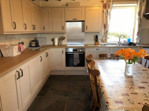 Kitchen diner with table and chairs, cooker, sink