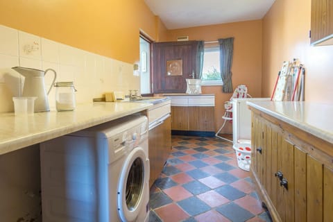 Utility room with washing machine