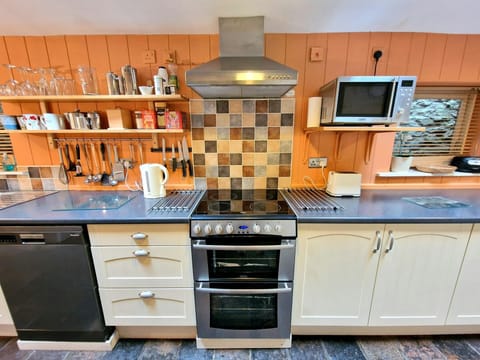 Kitchen with cooker, cooker hood, dishwasher