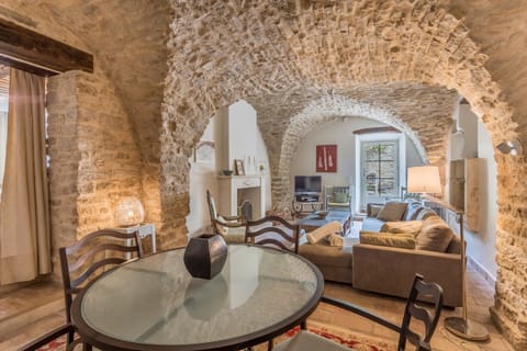 Character property to rent in Ménerbes with heated swimming pool