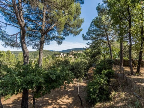 Sublime view of the Luberon from this villa for rent in Ménerbes