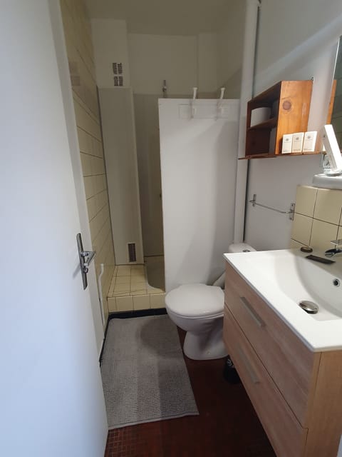 Double Room | Bathroom | Shower, designer toiletries, hair dryer, bathrobes