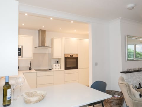 Dishwasher, electric kettle, toaster, cookware/dishes/utensils