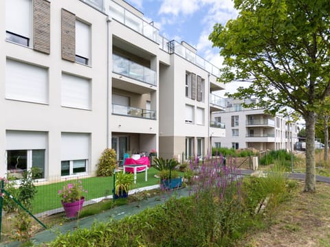 Plant, Building, Property, Window, Sky, Tree, Urban Design, Land Lot, Cloud