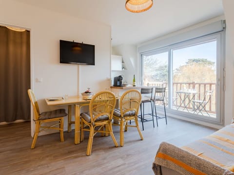 Table, Furniture, Chair, Building, Wood, Interior Design, Floor, Flooring, Kitchen & Dining Room Table, Shade