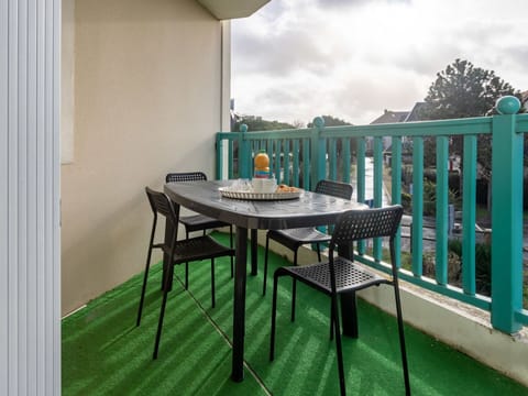Table, Furniture, Property, Building, Cloud, Sky, Chair, Shade, Outdoor Furniture, Wood