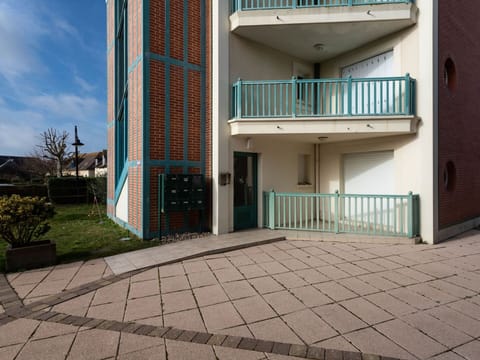 Plant, Building, Stairs, Wood, Urban Design, Road Surface, Cloud, Composite Material, Neighbourhood, Residential Area