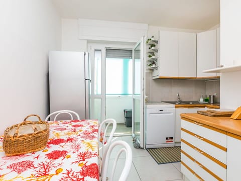 Cloud, Sky, Plant, Arecales, Shade, Tree, Coastal And Oceanic Landforms, Leisure, Terrestrial Plant, Boat