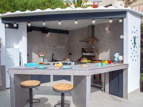 Table, Property, Furniture, Countertop, Interior Design, Building, Shade, Chair, Tree, House