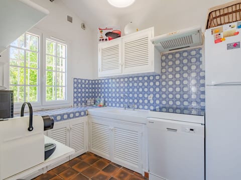 Cloud, Sky, Table, Property, Daytime, Tableware, Furniture, Plant, Food, Azure