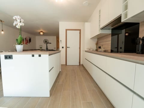 Cabinetry, Property, Countertop, Interior Design, Wood, Lighting, Architecture, Floor, Building, House