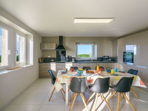 Plant, Sky, Cloud, Building, Water, Car, House, Coastal And Oceanic Landforms, Urban Design, Neighbourhood