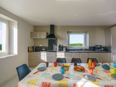 Plant, Sky, Cloud, Building, Water, Car, House, Coastal And Oceanic Landforms, Urban Design, Neighbourhood