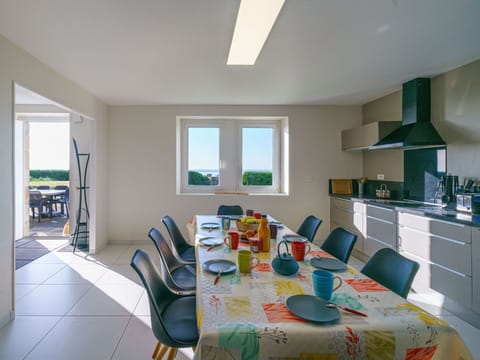 Plant, Sky, Cloud, Building, Water, Car, House, Coastal And Oceanic Landforms, Urban Design, Neighbourhood