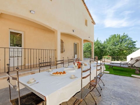 Plant, Sky, Cloud, Building, Water, Car, House, Coastal And Oceanic Landforms, Urban Design, Neighbourhood