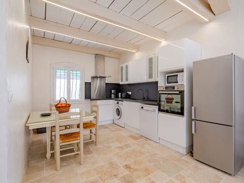 Plant, Sky, Cloud, Building, Water, Car, House, Coastal And Oceanic Landforms, Urban Design, Neighbourhood