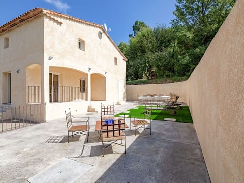 Plant, Sky, Cloud, Building, Water, Car, House, Coastal And Oceanic Landforms, Urban Design, Neighbourhood