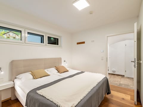 Furniture, Property, Comfort, Building, Wood, Interior Design, Flooring, Floor, Bed Frame