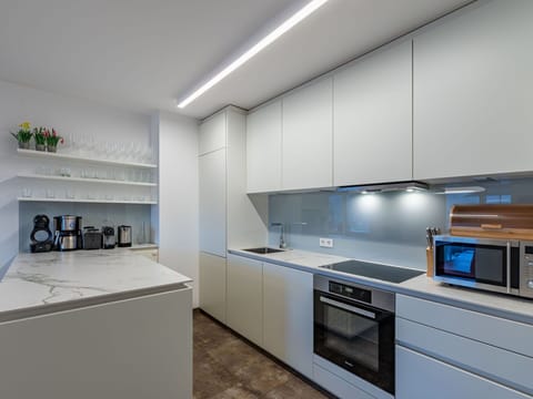 Cabinetry, Countertop, Property, Building, Kitchen Appliance, Kitchen Stove, Kitchen, Home Appliance, Lighting, Cooktop