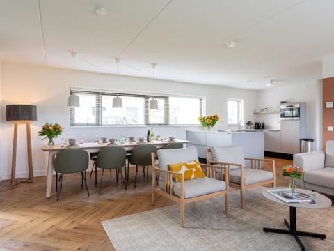 Sky, Window, Building, Neighbourhood, Commercial Building, Facade, Real Estate, City, Urban Design, Metropolitan Area