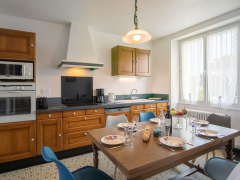 Table, Furniture, Property, Countertop, Cabinetry, Window, Chair, Wood, Lighting, Interior Design