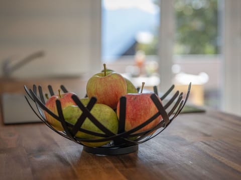 Food, Plant, Fruit, Wood, Serveware, Apple, Ingredient, Natural Foods, Tableware