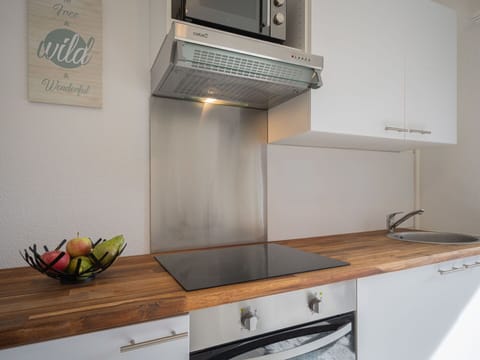 Kitchen Sink, Sink, Property, Cabinetry, White, Tap, Countertop, Interior Design, Wood, Kitchen