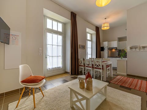 Table, Furniture, Property, Window, Chair, Interior Design, Wood, Lighting, Architecture, Yellow
