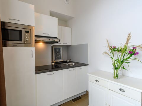 Cabinetry, Property, Kitchen Appliance, Plant, Flower, Countertop, Kitchen Stove, Building, Interior Design, Home Appliance