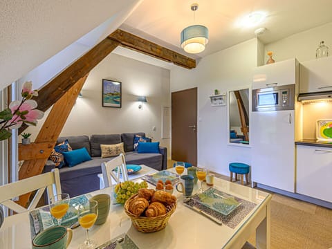 Sky, Plant, Building, Cloud, Property, Window, Blue, Door, House, Land Lot