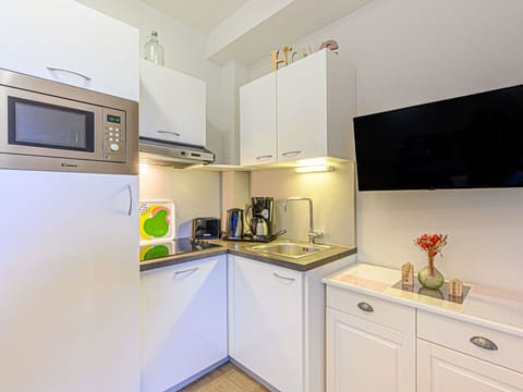 Sky, Plant, Building, Cloud, Property, Window, Blue, Door, House, Land Lot