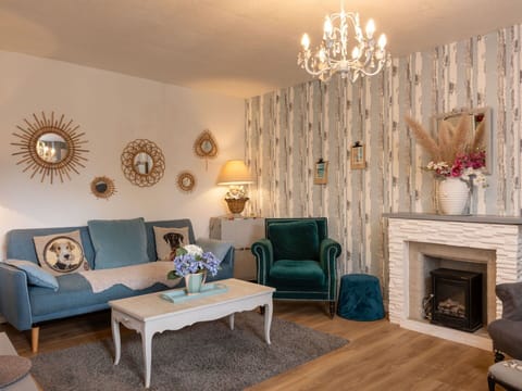 Sky, Building, Plant, Wood, Mountain, Land Lot, Urban Design, Landscape, Real Estate, Facade