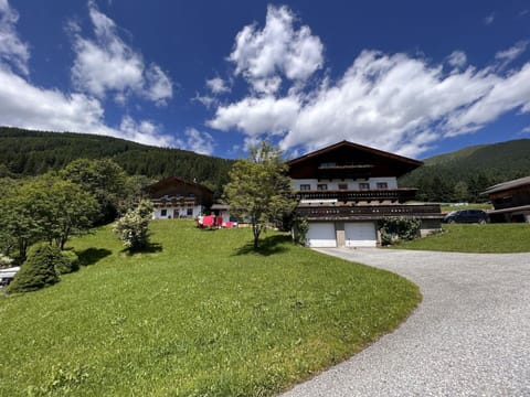 Cloud, Plant, Sky, Natural Landscape, Tree, Land Lot, Grass, Shade, Grassland, Leisure