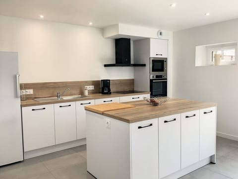 Building, Water, Sky, Daytime, Property, Plant, Blue, Azure, Window, Architecture