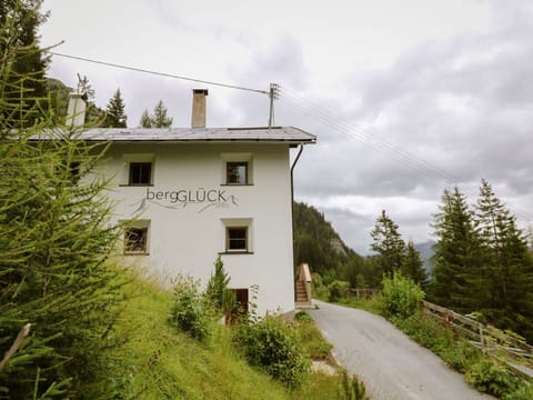 Water, Plant, Sky, Building, Azure, House, Swimming Pool, Tree, Rectangle, Window