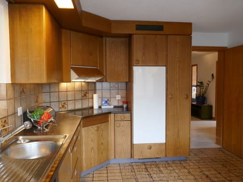 Kitchen Sink, Cabinetry, Countertop, Property, Sink, Tap, Building, Kitchen, Plumbing Fixture, Kitchen Appliance