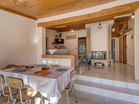 Plant, Building, Sky, Window, House, Vegetation, Tree, Biome, Neighbourhood